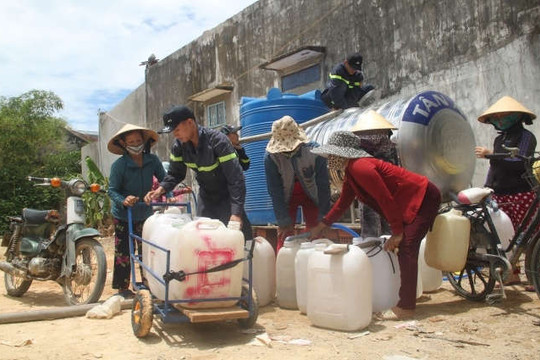 Dùng xe cứu hỏa cung cấp nước sạch cho dân vùng khô hạn