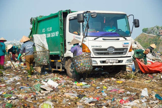 Đà Nẵng phân luồng xe chở rác vào bãi rác Khánh Sơn