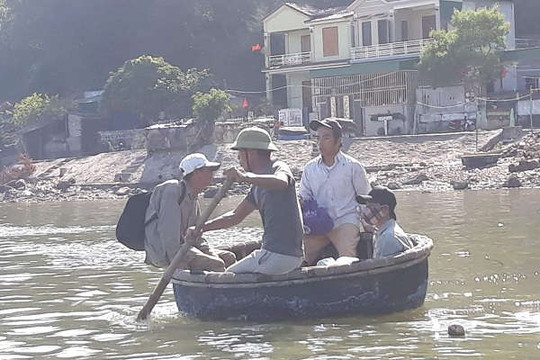 Nghệ An: Cứu được 1 ngư dân bị lật thuyền khi câu mực
