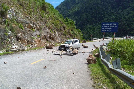 Lai Châu: Đá lăn khiến xe ô tô con CRV hư hỏng nặng