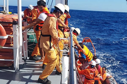Cứu nạn 06 thuyền viên bị chìm tại quần đảo Hoàng Sa