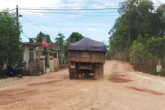 Thừa Thiên Huế: Xe tải chở đất “tung hoành”, dân bức xúc vì ô nhiễm