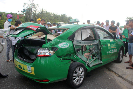 Quảng Nam: Taxi va chạm xe tải, 4 người thương vong