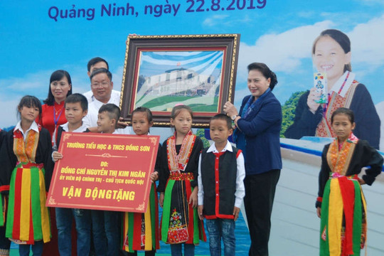 Quảng Ninh: Chủ tịch Quốc hội dự lễ trao tặng Trường Tiểu học và THCS Đồng Sơn và trao tặng Quỹ sữa vươn cao Việt Nam