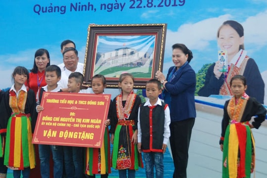 Quảng Ninh: Chủ tịch Quốc hội dự lễ trao tặng Trường Tiểu học và THCS Đồng Sơn và trao tặng Quỹ sữa vươn cao Việt Nam