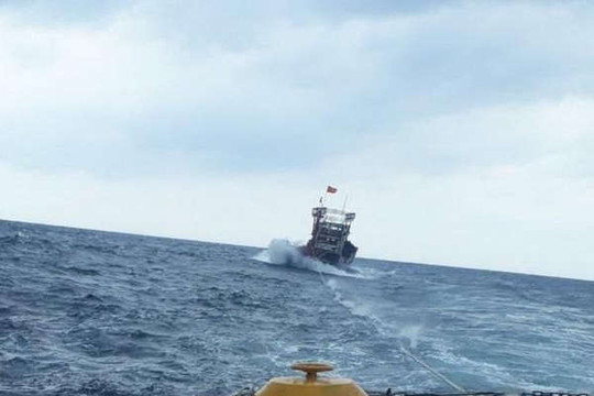 Nghệ An: Lai dắt thành công tàu cá cùng 16 ngư dân gặp nạn trên biển