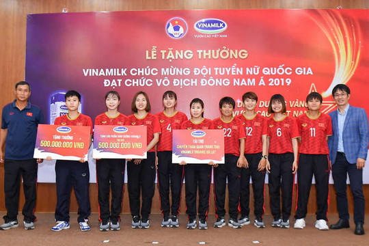 Vinamilk trao thưởng chúc mừng Đội tuyển Bóng đã nữ quốc gia vô địch Đông Nam Á 2019