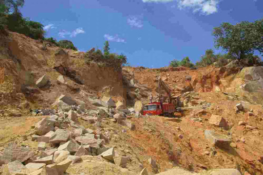 UBND tỉnh Phú Yên ra “tối hậu thư” chấm dứt tình trạng khai thác đất, đá chẻ viên không phép tại núi Cây Trâm, Gò Vông
