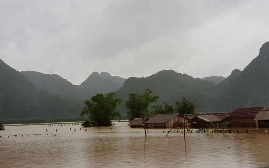 Quảng Bình: Lũ dâng cao, hàng nghìn nhà dân bị ngập và cô lập