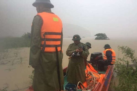 Quảng Bình: Lật ca nô khi đi thị sát vùng lũ, đoàn lãnh đạo huyện Tuyên Hóa may mắn thoát nạn