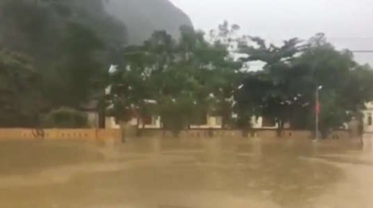 Rốn lũ Tân Hóa - Quảng Bình:  Hàng trăm ngôi nhà ngập trong biển nước