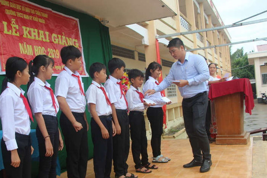 Hưng Phát: Tặng quà cho học sinh nhân ngày khai giảng năm học mới
