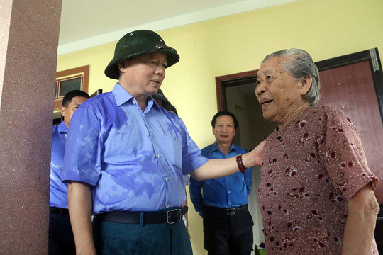 Bộ trưởng Trần Hồng Hà thị sát, thăm người dân vùng lũ Quảng Bình, Hà Tĩnh