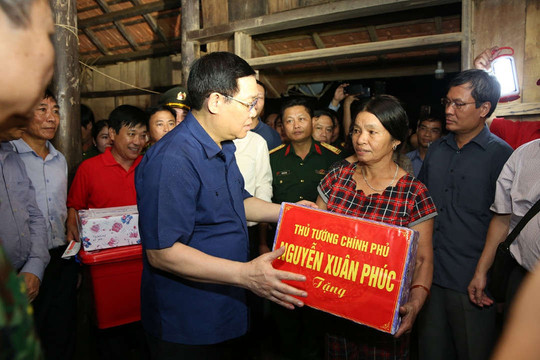 Phó Thủ tướng Vương Đình Huệ vào 'tâm lũ' động viên bà con
