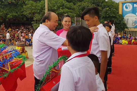 Thủ tướng dự Tết Trung thu với trẻ em nghèo tỉnh Quảng Nam