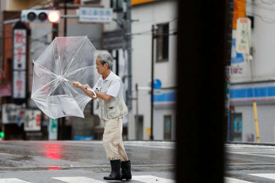 Nhật Bản: Bão mạnh đổ bộ Tokyo, giao thông trì trệ
