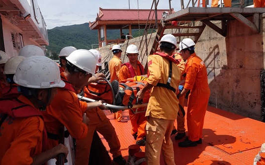 Cứu nạn thuyền viên người nước ngoài trên vùng biển Hoàng Sa của Việt Nam