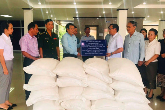 Quảng Trị hỗ trợ Savanakhet 10 tấn gạo khắc phục hậu quả thiên tai
