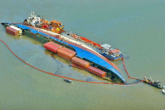 Hàng trăm tấn dầu từ tàu chìm ở Cần Giờ được gom thế nào?