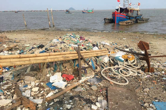 Thanh Hóa: Cần nhiều giải pháp để hạn chế rác thải tại biển Ngư Lộc