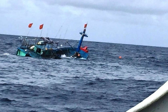 Tàu Kiểm ngư cứu ngư dân An Giang gặp nạn ngoài khơi