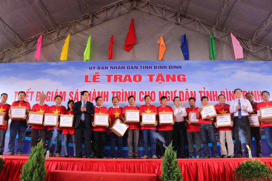 Nguyên Chủ tịch nước Trương Tấn Sang dự Lễ trao tặng thiết bị cho ngư dân Bình Định 