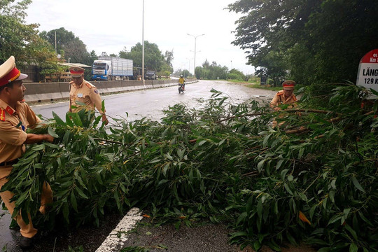  CSGT Công an tỉnh Quảng Nam tham gia khắc phục hậu quả sau bão số 5