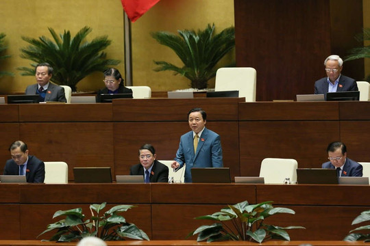 Bộ trưởng Trần Hồng Hà giải trình trước Quốc hội về đề xuất lùi thời gian thu cấp quyền khai thác khoáng sản và tài nguyên nước