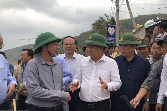 Phó Thủ tướng Trịnh Đình Dũng kiểm tra công tác ứng phó bão số 6 tại Bình Định 