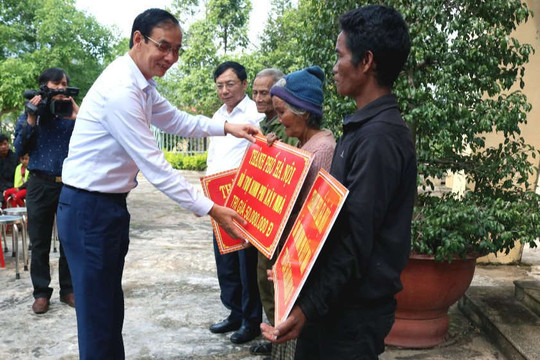 Phó Bí thư Thành ủy Hà Nội trao quà và hỗ trợ gia đình chính sách ở Gia Lai