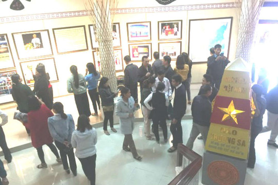 Mang chứng cứ Hoàng Sa, Trường Sa là của Việt Nam đến tỉnh Kon Tum