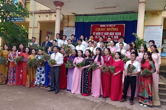 Ngày Nhà giáo Việt Nam 20/11: Xúc động hình ảnh “bó hoa dại” của học sinh vùng cao Quảng Trị