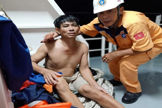 Kịp thời cứu nạn 11 thuyền viên trên tàu Đại Hải Phát 17 bị nạn trên biển Vũng Tàu