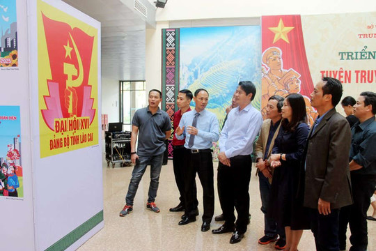 Lào Cai: Khai mạc triển lãm tranh cổ động chào mừng Đại hội Đảng các cấp