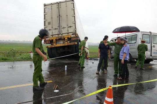 Quảng Ngãi: Tai nạn thảm khốc, khiến 13 người thương vong