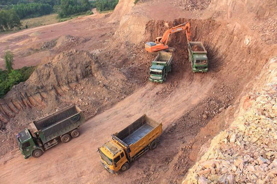 Công ty CP Leadertec Việt Nam khai thác đất ngoài phạm vi mỏ, xâm hại mốc quân sự