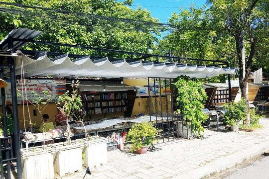 TP. Huế: Đóng cửa đường sách do doanh nghiệp bán sách “lậu”, chiếm vỉa hè