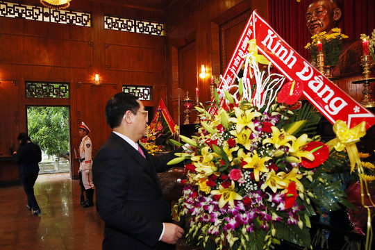 Phó Thủ tướng dâng hương tưởng niệm Hồ Chủ tịch, thăm người có công Nghệ An
