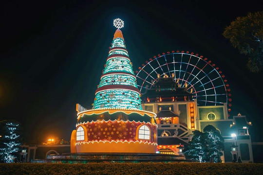 Mê mẩn với cây thông Giáng sinh khổng lồ làm từ 5000 chai nhựa tại Sun World Danang Wonders