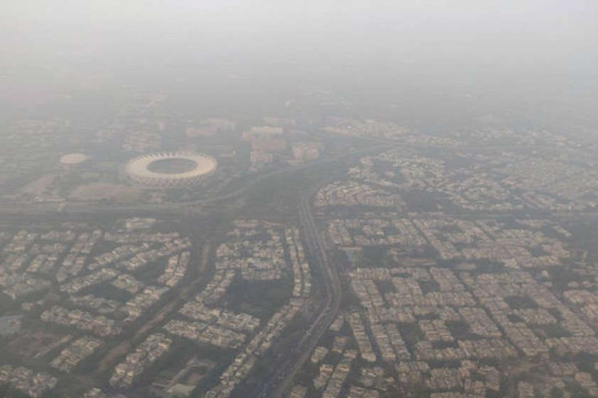 Chất lượng không khí của Delhi “báo động” do khói mù độc hại kéo dài