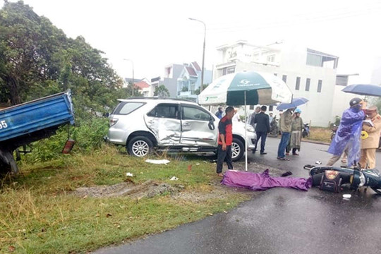Quảng Nam: Tai nạn liên hoàn, 3 cha con đi xe máy thương vong