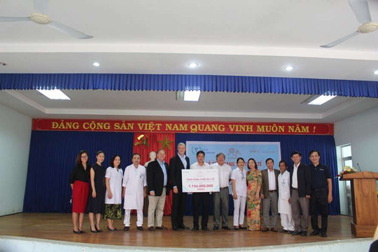 Trao tặng các thiết bị y tế cấp thiết cho hai Trung tâm y tế tại Quảng Nam
