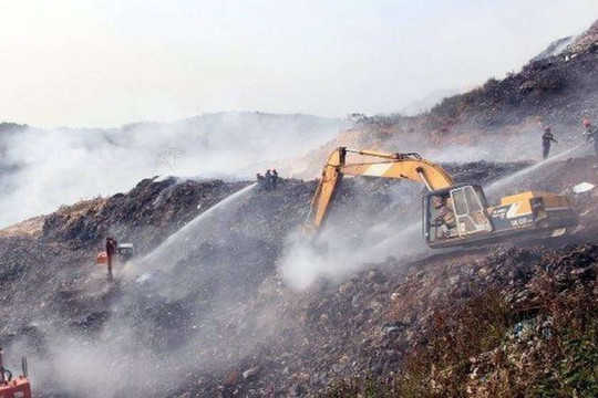 Đà Lạt huy động nhiều lực lượng để dập lửa ở “núi rác” Cam Ly