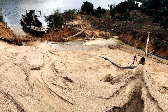 Bắt quả tang vụ khai thác cát lậu ở Gia Lai