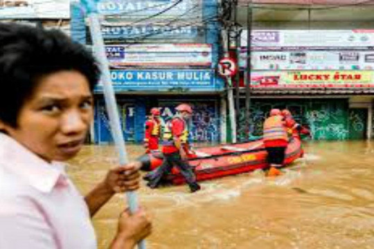Hàng chục ngàn người sơ tán do lũ lụt và sạt lở đất ở thủ đô của Indonesia