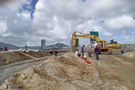 Sở TN&MT Bình Định chỉ đạo xử lý, ngăn chặn bùn đen chảy ra biển Quy Nhơn tại dự án Khu Mũi Tấn 