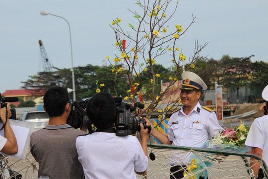 Đem mùa xuân ra “Pháo đài canh biển” 