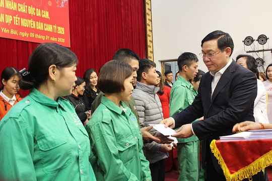 Phó Thủ tướng Chính phủ Vương Đình Huệ tặng quà Tết tại tỉnh Yên Bái