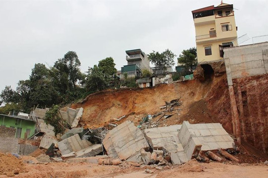 Quảng Ninh sập bờ kè, di dời khẩn cấp16 hộ dân