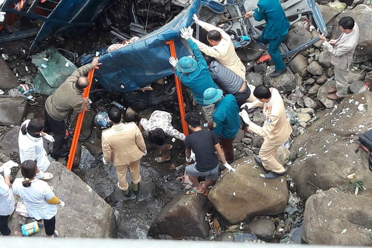 Lai Châu: 3 người thiệt mạng do xe tải lao xuống vực